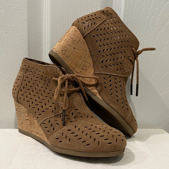 Toms Women's Desert Wedge Bootie Perforated Suede Lace Up Cork Heel (5M) - Picture 1 of 11